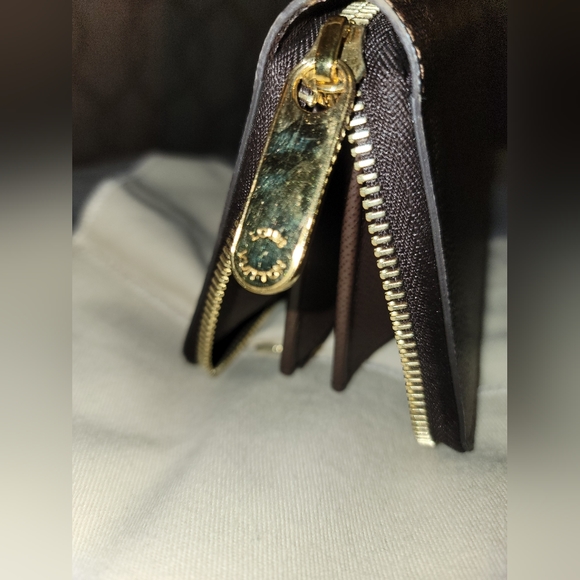 **SOLD**Authentic* Louis Vuitton Zippy Wallet - Picture 4 of 12